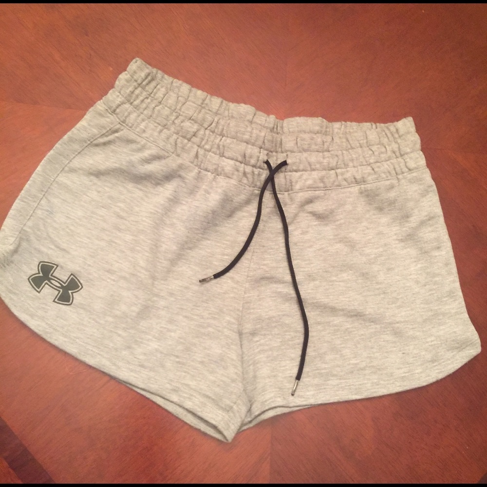 UNDERARMOUR SHORTS - MEDIUM